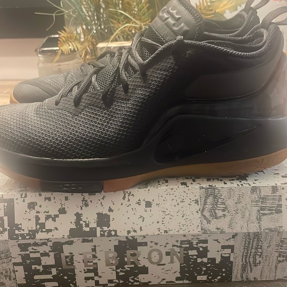 Lebron Witness size 11.5